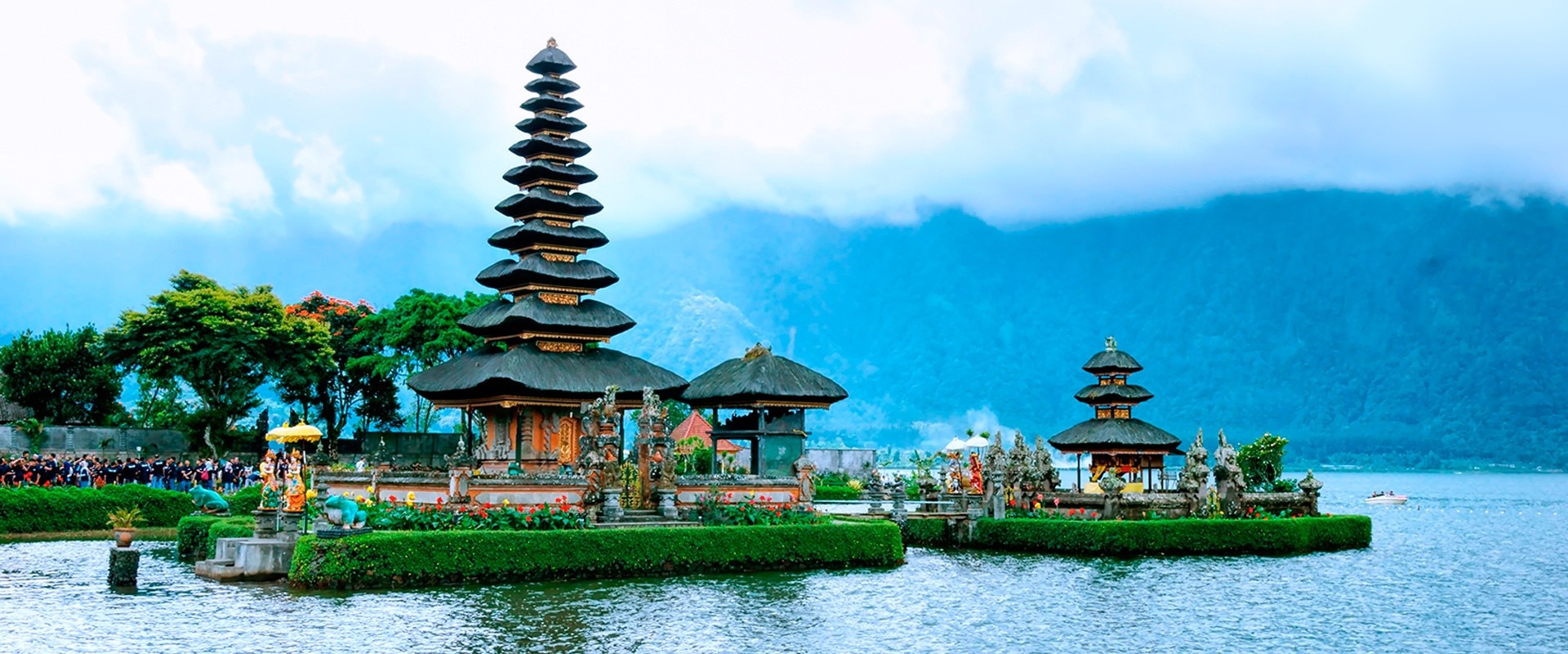 巴厘岛布拉坦水神庙：贝都古高地布拉坦湖上的地标寺庙