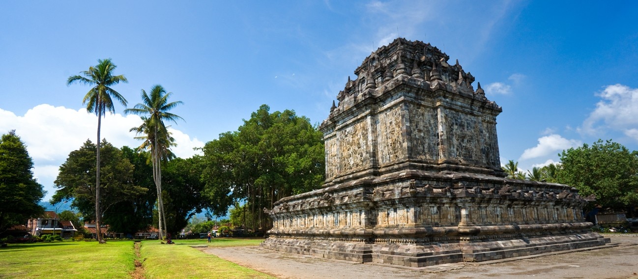 Храм Мендут: Самый священный день буддийского года в Индонезии