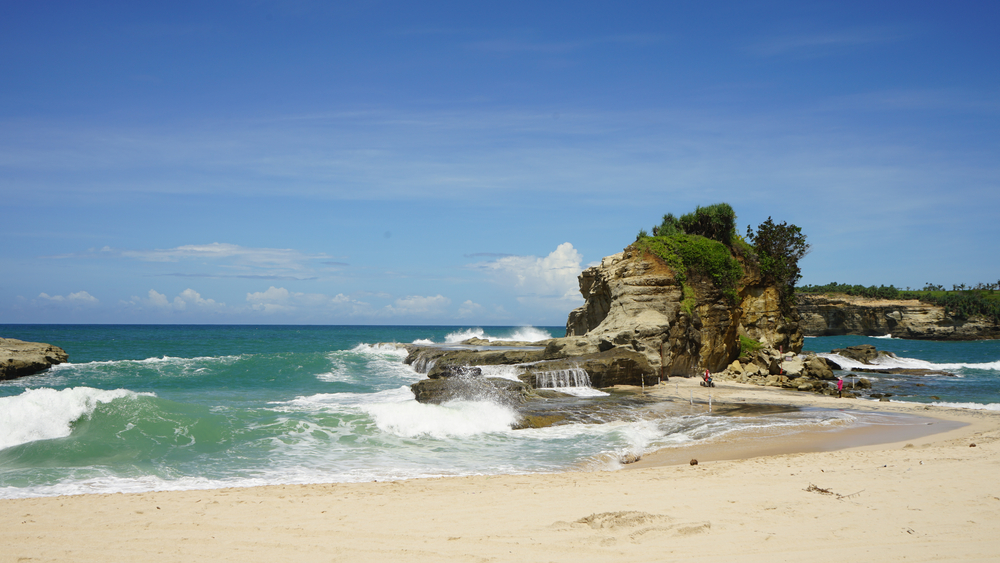 帕西坦 (Pacitan) 克拉亚尔海滩 (Klayar Beach)：海笛的独特和谐