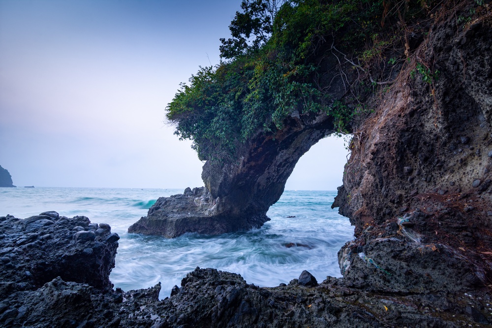 卡朗博隆海滩 (Karang Bolong Beach)，Kebumen：景点和门票价格