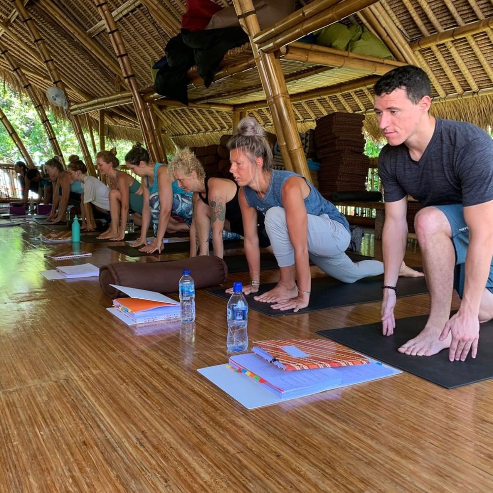 Cari ide liburan sehat coba 5 rekomendasi yoga di pulau dewata ini