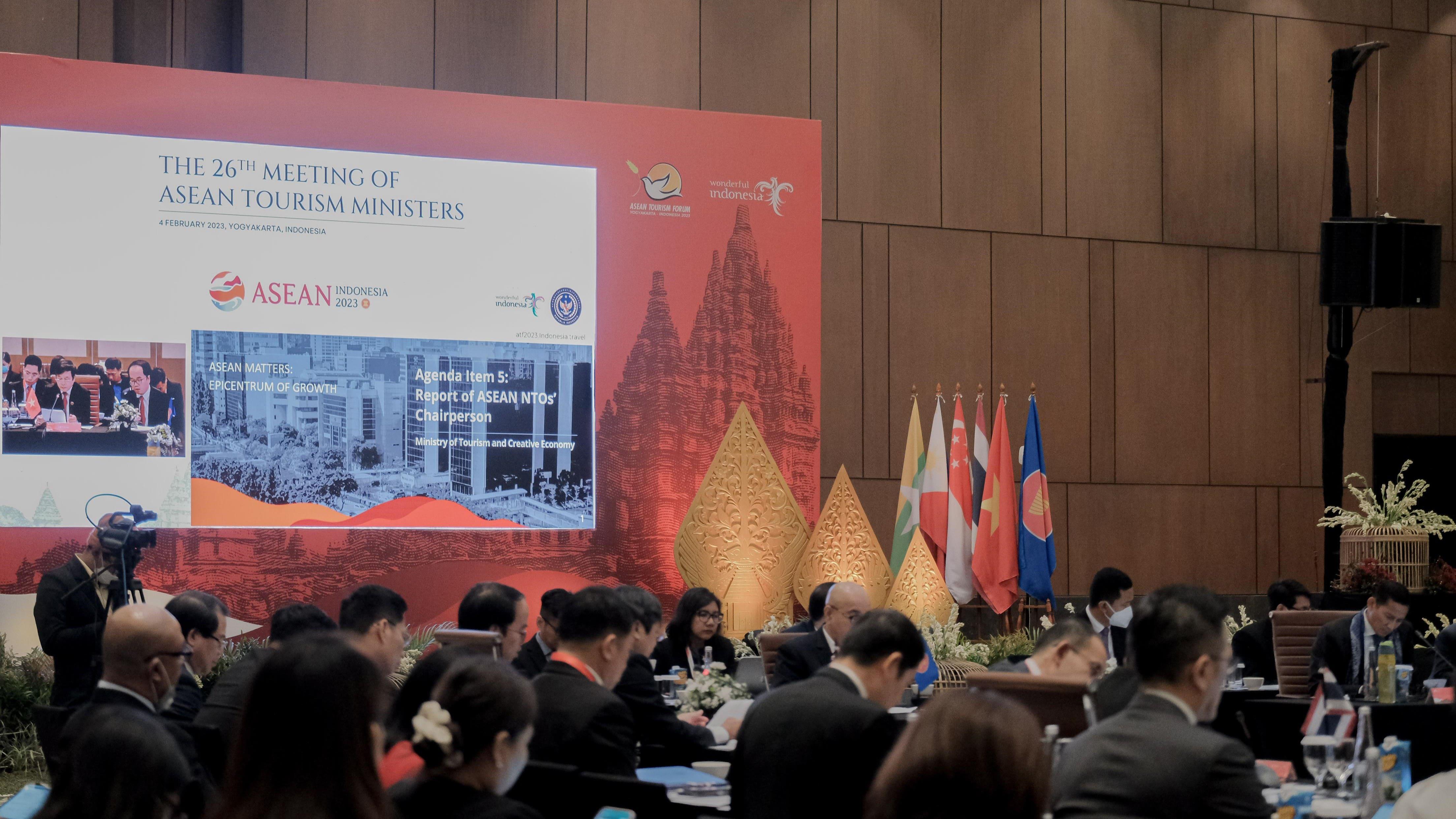 The Latest Status of the Evacuation Process for Tourists Following the Eruption of Mount Lewotobi