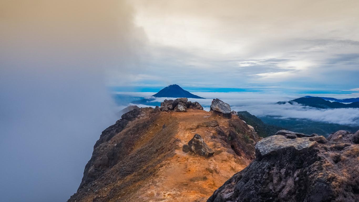 雄伟壮丽的锡纳朋火山