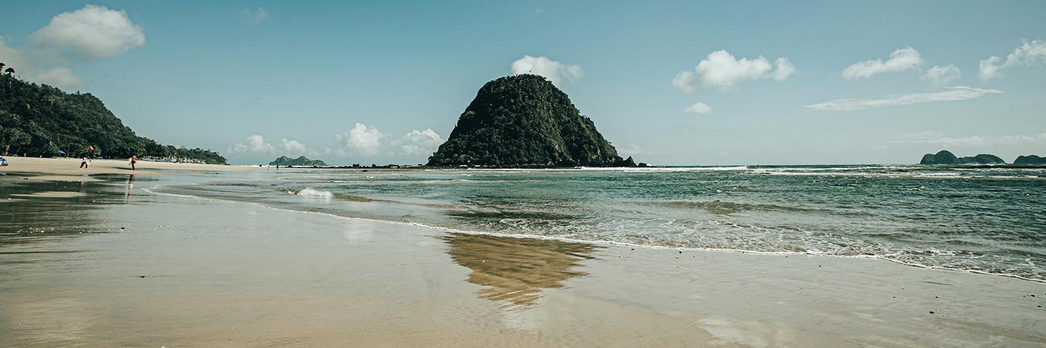 红岛海滩，爪哇岛边缘风景如画的海滩。