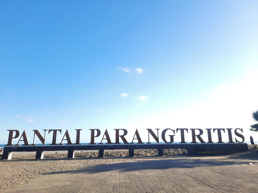 Parangtritis Strand: Een Toeristische Trekpleister vol Verhalen 