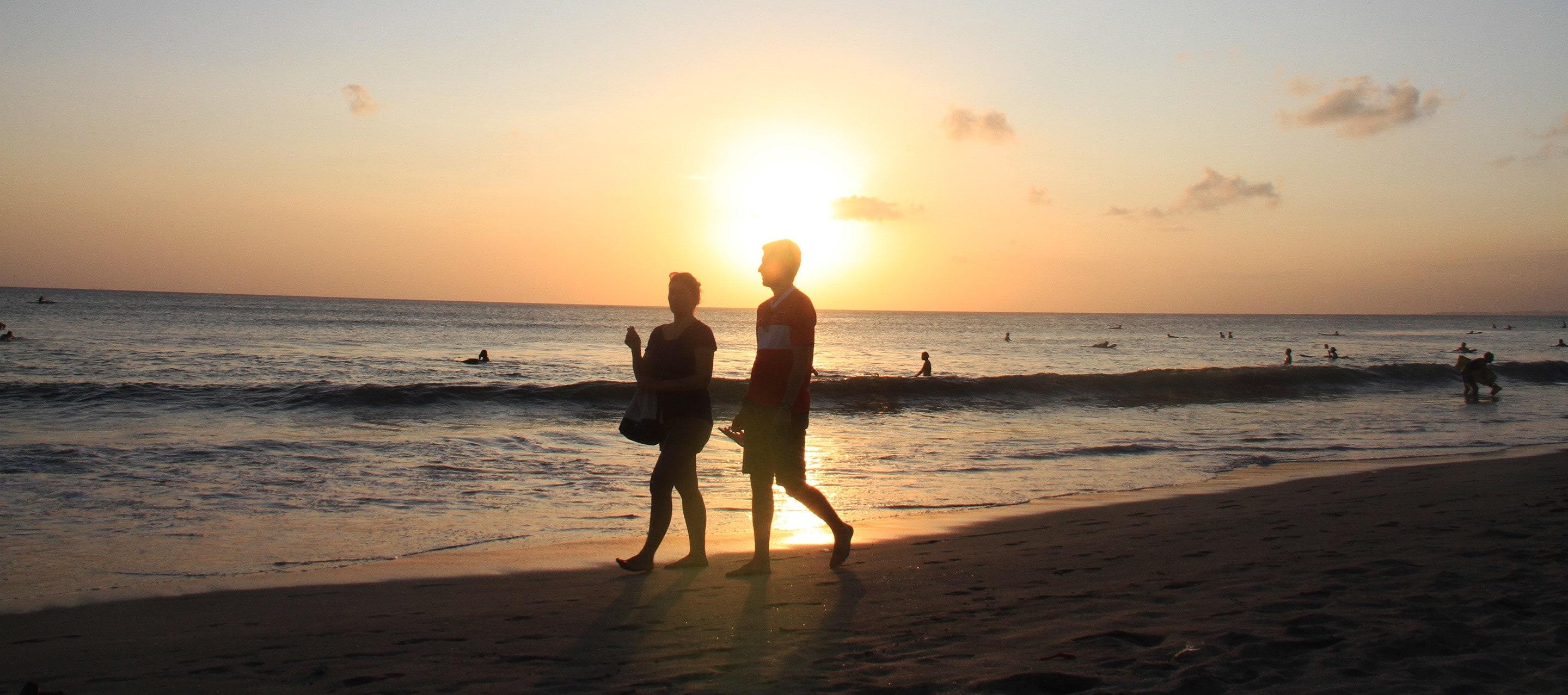 讓我們到庫塔海邊游泳戲水吧！