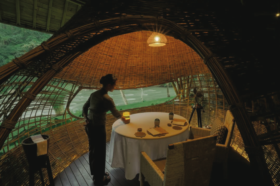 Kubu at Mandapa: Fine Dining Romantis di Ubud dengan Suasana Private di Tepi Sungai