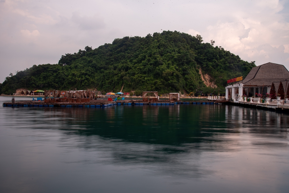 哇扬岛 (Wayang Island)，位于楠榜 (Lampung) 的一个类似拉贾安帕 (Raja Ampat) 的珊瑚礁