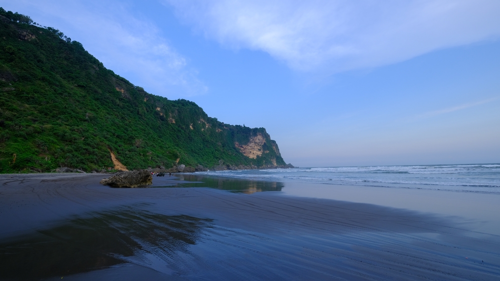 Parangendog Beach: A Hidden Gem with Cliffside Panoramas in Southern Yogyakarta