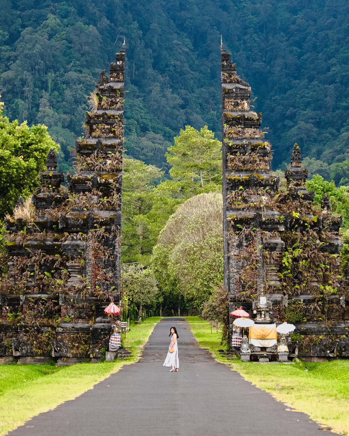 Spot foto instagenik di depan gerbang Handara