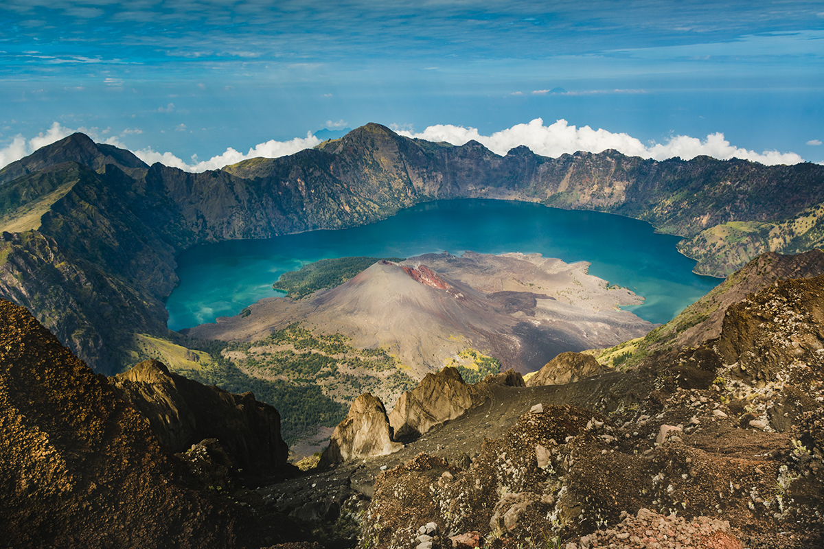 Kaldera raksasa bulan sabit Gunung Rinjani