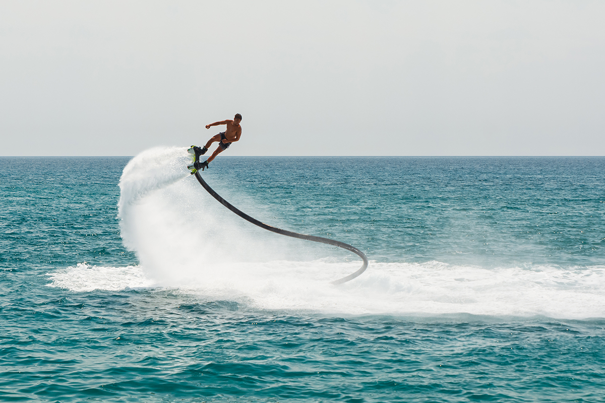 Serunya flyboarding yang membentuk pancuran air