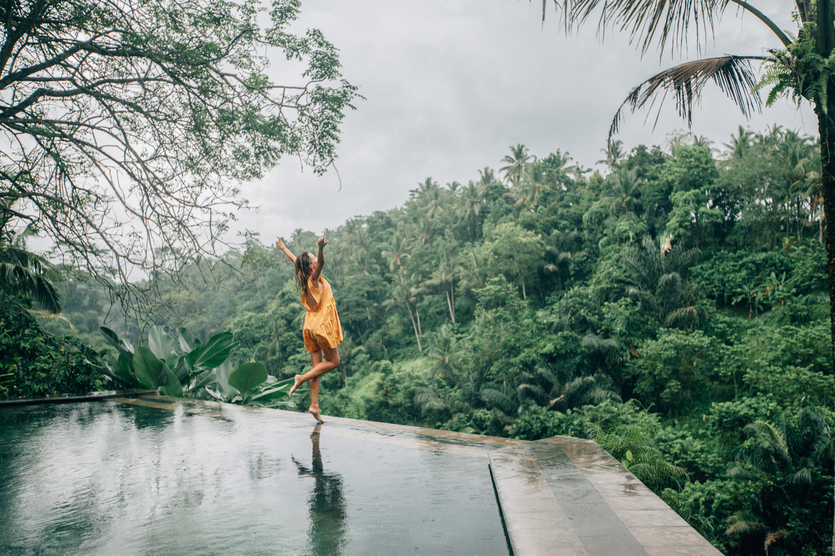 Seorang wanita di tepi kolam renang saat liburan