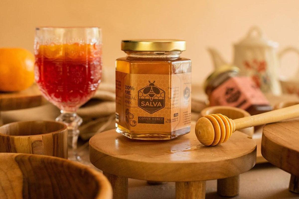 Madu cair dalam toples kaca dari Salva Honey
