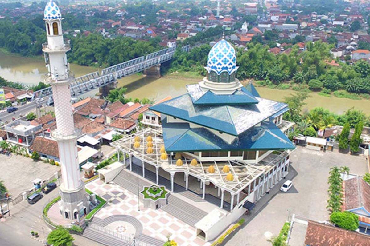 8 Stunning Grand Mosques around Indonesia That You Will Always Remember