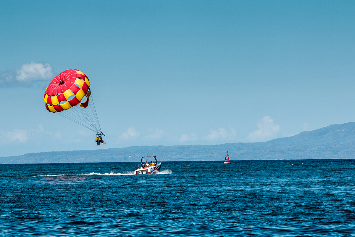 Atraksi parasailing yang memicu adrenalin