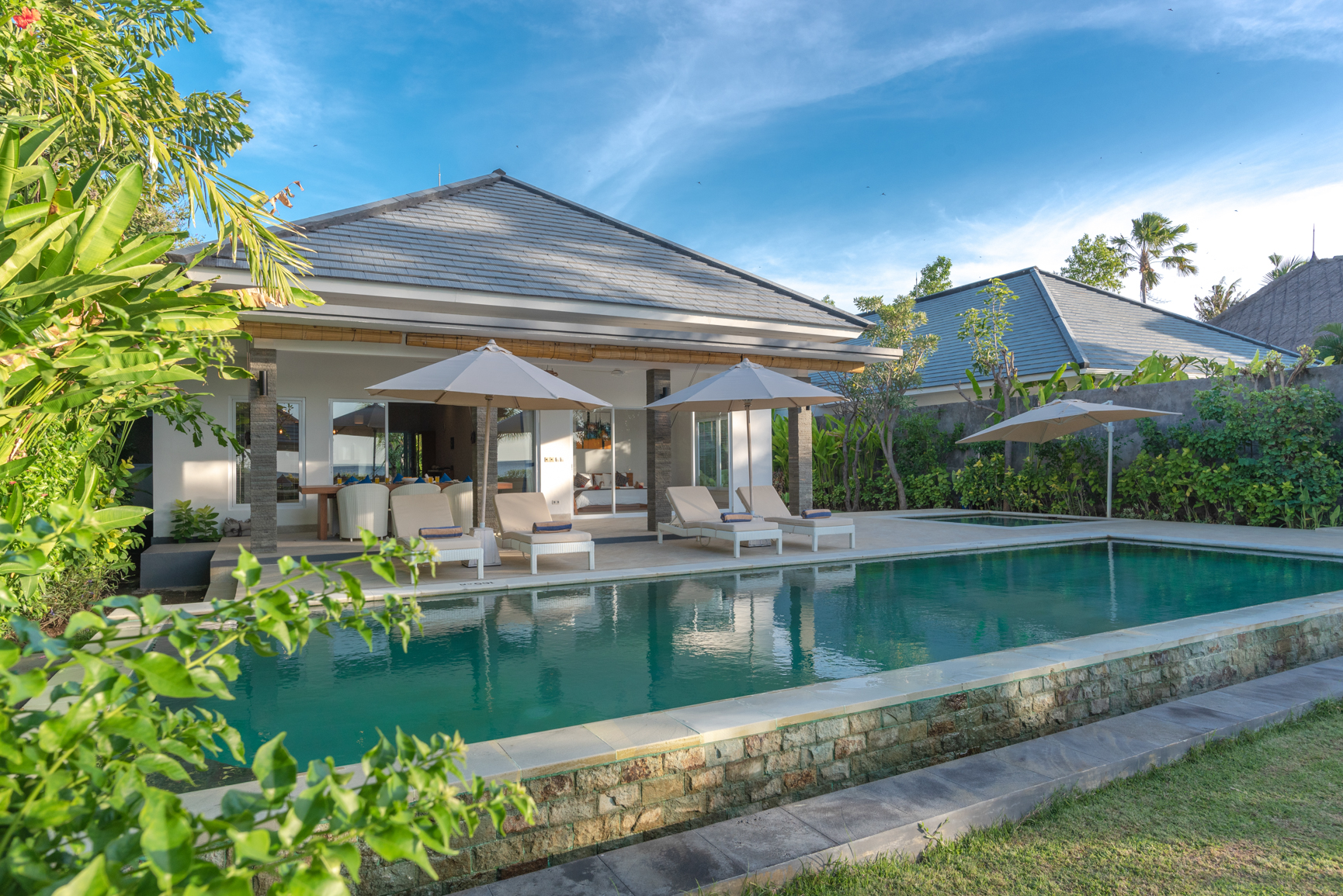 Saneva Villa - Gorgeous Beachfront Villa With Infinity Pool