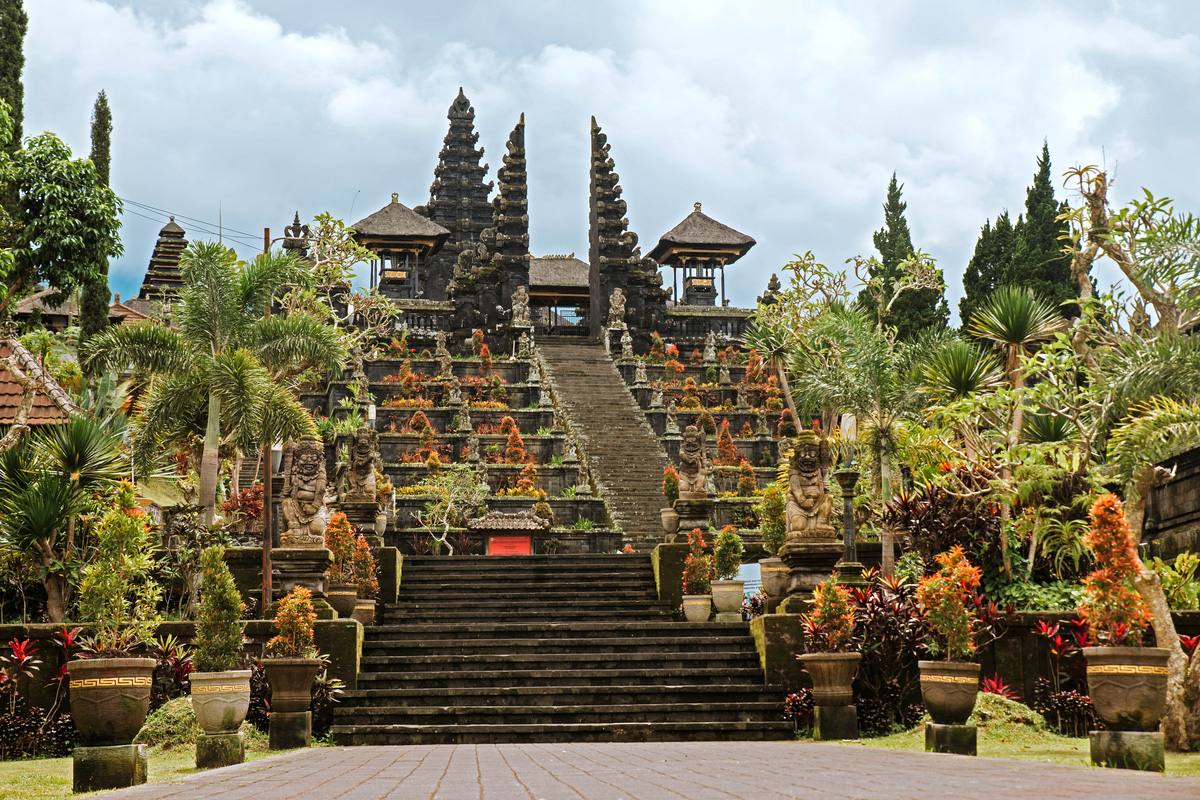 Potret megah bangunan Pura Besakih di Karangasem, Bali