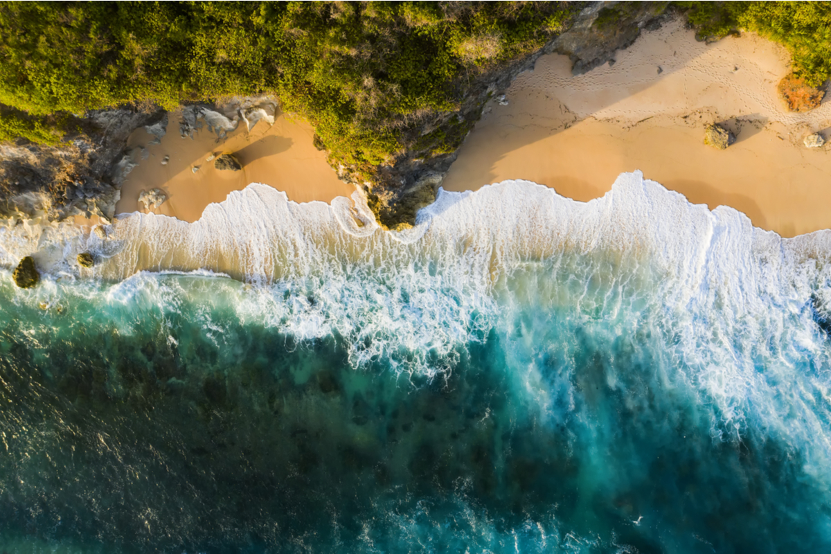 Pemandangan tepi pantai yang menenangkan jiwa dan pikiran