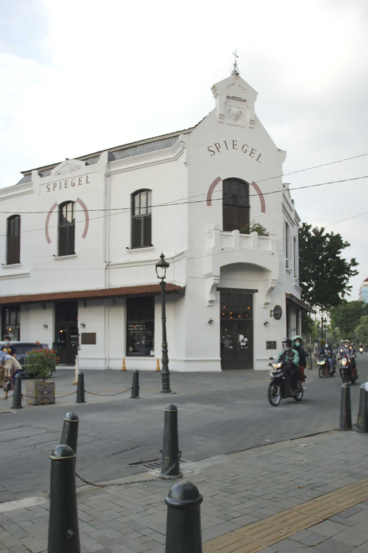 Gedung Spiegel jaman kolonial yang ditempati kafe Spiegel bar and Bistro