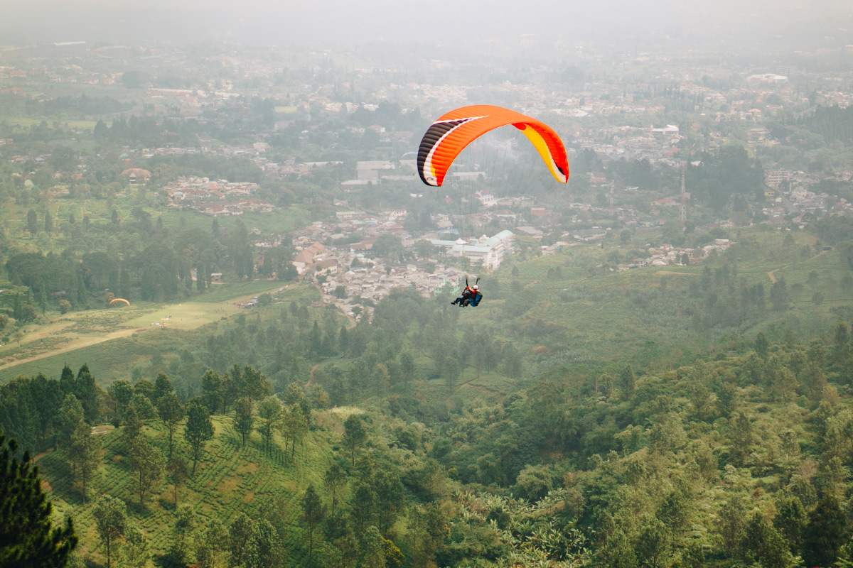 Destinasi sekitar Desa Wisata Batulayang, olahraga ekstrem paralayang