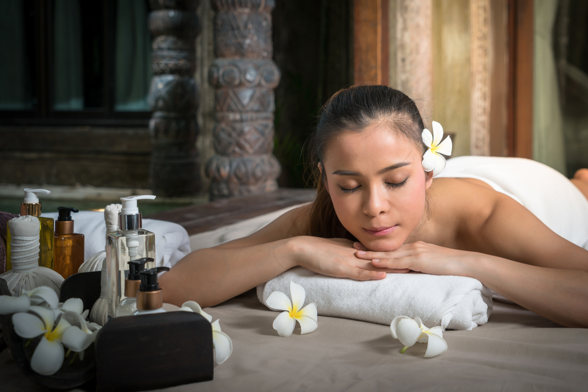 Seorang wanita menikmati destinasi retret spa di Bali
