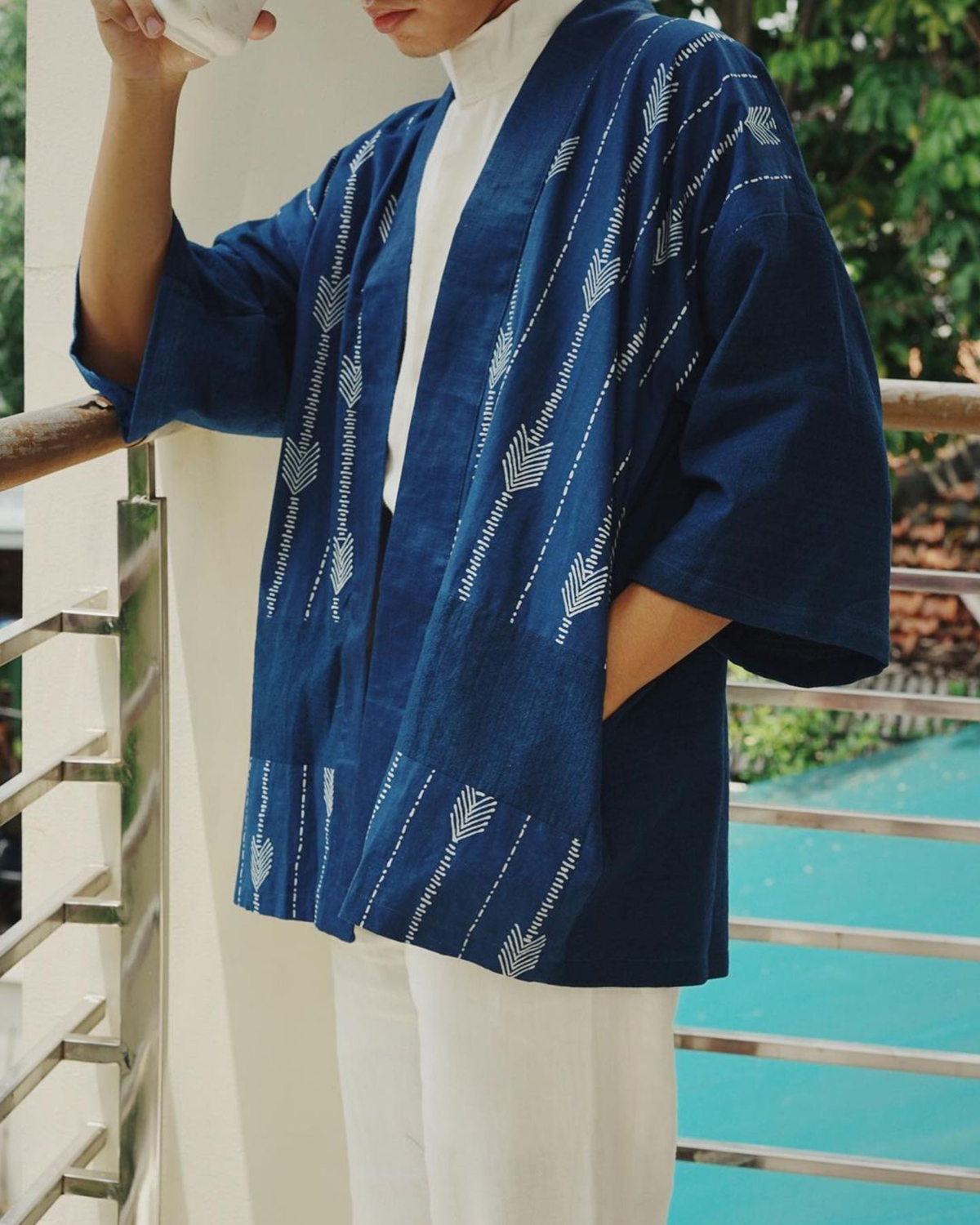Baju wanita batik tulis berwarna indigo dari Kanagoods