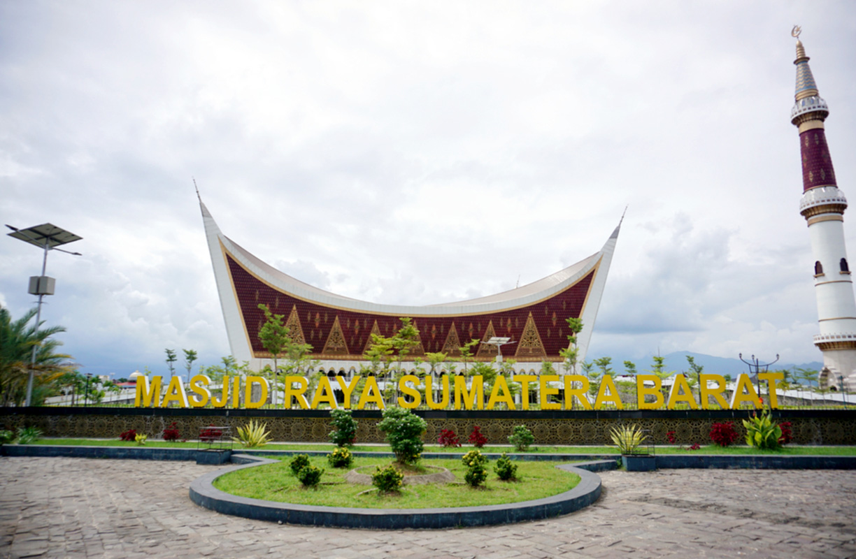 Masjid Raya Sumatra Barat yang unik dan instagenic